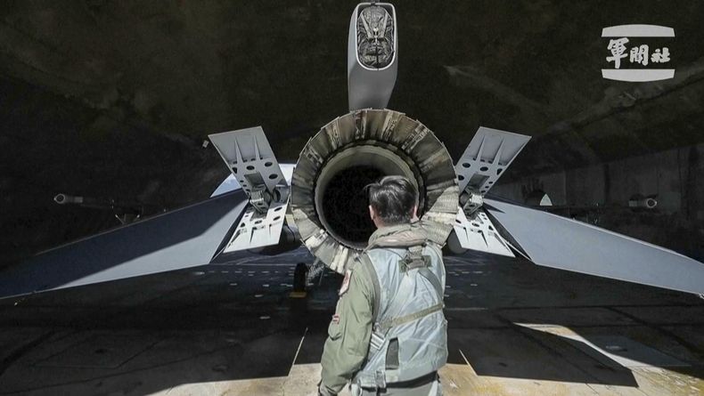 En esta imagen de un video distribuida por la Agencia Noticiosa Militar de Taiwán, un piloto verifica un F-16 en la Base Aérea Hualien en el sureste de Taiwán, 20 de agosto de 2023. (Agencia Noticiosa Militar de Taiwán via AP)