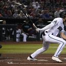 Dominic Canzone, de los Diamondbacks de Arizona, batea en la segunda entrada del partido ante los Piratas de Pittsburgh, el sábado 8 de julio de 2023, en Phoenix. (AP Foto/Rick Scuteri)
