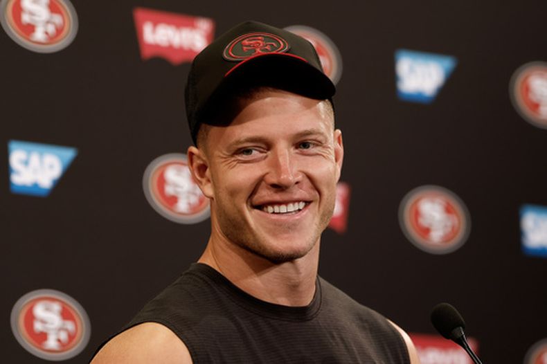 El corredor de los 49ers de San Francisco, Christian McCaffrey, habla en la conferencia de prensa tras el partido de la NFL contra los Miami Dolphins en Santa Clara, California, el domingo 20 de septiembre de 2026. (Foto AP/Kelley L. Cox)