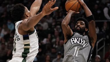 Irving aporta 38 y Nets remontan para superar a Bucks