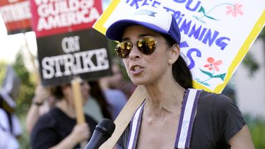 Sarah Silverman en una protesta fuera de Netflix el 26 de julio de 2023, en Los Angeles. (Foto AP/Chris Pizzello)