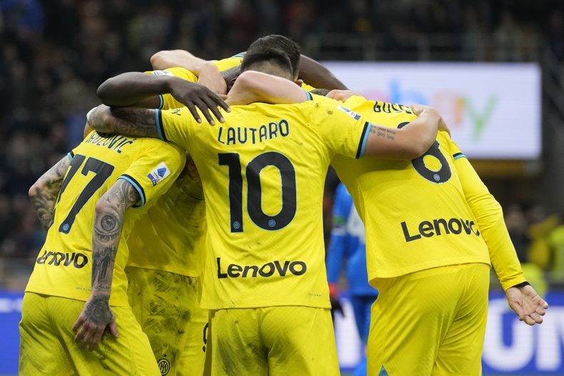 Los jugadores del Inter de Milán celebran el gol de Romelu Lukaku en el partido ante Sassuolo en la Serie A italiana, el sábado 13 de mayo de 2023, en Milán. (AP Foto/Antonio Calanni)