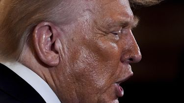 El presidente estadounidense Donald Trump saluda a la gente durante una recepción para los miembros republicanos del Congreso en la Sala Este de la Casa Blanca, el martes 22 de julio de 2025, en Washington. (AP Foto/Julia Demaree Nikhinson)