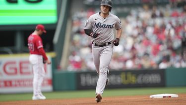 Nick Fortes de los Marlins de Miami recorre las bases tras conectar su jonrón solitario frente a los Ángelinos de Los Ángeles en la tercer entrada el domingo 28 de mayo del 2023. (AP Foto/Marcio Jose Sanchez)