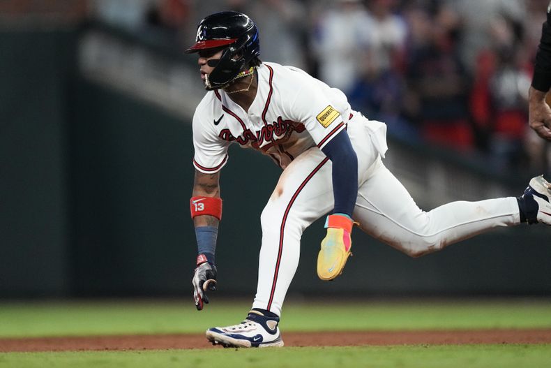 El venezolano Ronald Acuña Jr. se roba la intermedia en el décimo capítulo del juego del miércoles 27 de septiembre de 2023, ante los Cachorros de Chicago (AP Foto/John Bazemore)