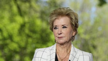 La secretaria de Educación estadounidense Linda McMahon en una entrevista televisiva en la Casa Blanca en Washington el 16 de abril del 2025. (AP foto/Alex Brandon)