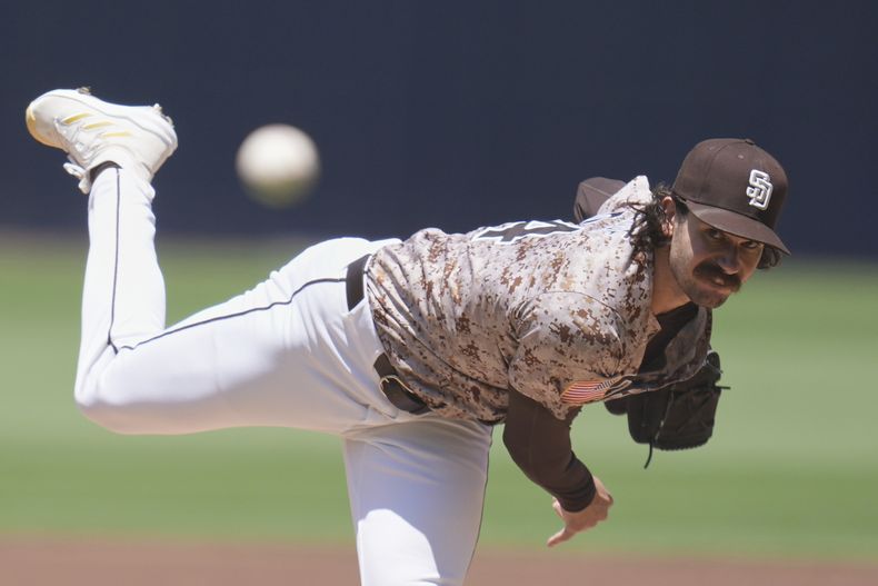 El lanzador abridor de los Padres de San Diego, Dylan Cease, le lanza a un bateador de los Medias Rojas de Boston durante la primera entrada de un juego de béisbol el domingo 10 de agosto de 2025, en San Diego. (AP Photo/Gregory Bull)