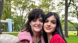En esta fotografía sin fecha proporcionada por el rabino Meir Hecht en nombre de la familia Raanan, se muestra a Judith Raanan (izquierda) y su hija Natalia, de 18 años, luego de la graduación de Natalie. Judith y Natalie desaparecieron durante su visita a familiares en Israel. (Familia Raanan vía AP)