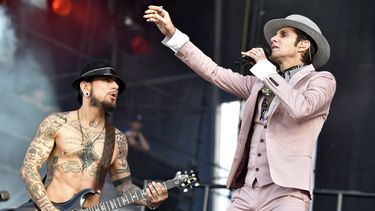 ARCHIVO - Dave Navarro, izquierda, y Perry Farrell de Janes Addiction actúan en Lollapalooza el 30 de julio de 2016 en Chicago. (Foto Rob Grabowski/Invision/AP, archivo)