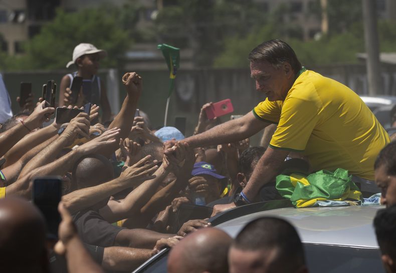 El expresidente brasileño Jair Bolsonaro saluda a sus partidarios en un acto de campaña para la alcaldía de Río de Janeiro, 16 de marzo de 2024. (AP Foto/Silvia Izquierdo)