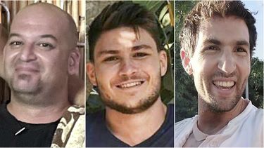 En esta combinación de imágenes proporcionadas por el Foro de Familiares de Rehenes se muestra a Iair Horn, Alexander (Sasha) Troufanov y Sagui Dekel Chen, secuestrados y trasladados a Gaza el 7 de octubre de 2023. (Foro de Familiares de Rehenes vía AP)
