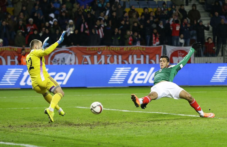 El jugador de la selecci&oacute;n de M&eacute;xico, Ra&uacute;l Jim&eacute;nez, anota un gol contra Bielorrusia en un amistoso el martes, 18 de noviembre de 2014, en Borisov, Bielorrusia. (AP Photo/Sergei Grits)