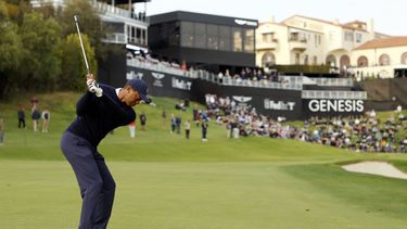 Woods abre con ronda de 69 en Riviera, a 5 de la punta
