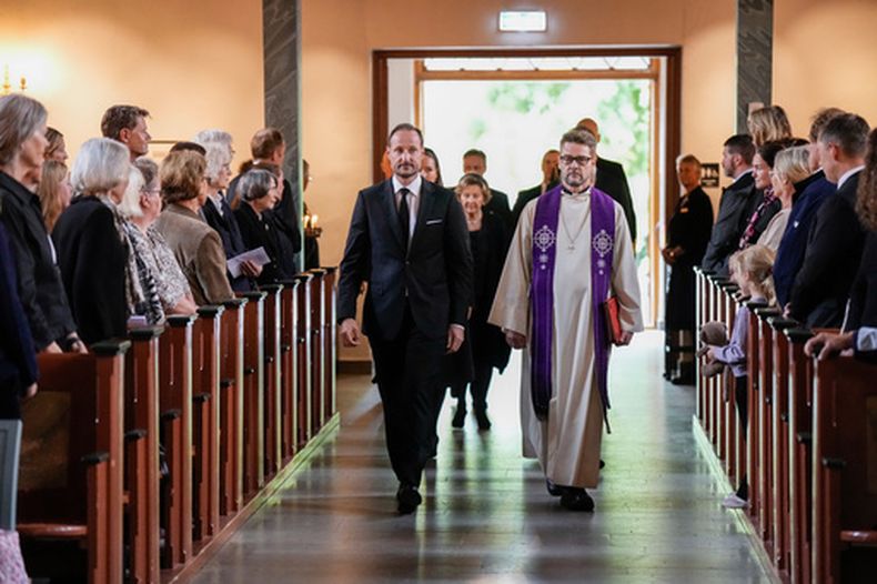 El rey Haakon de Noruega llega para los servicios fúnebres del rey Harald en la iglesia de Asker, Noruega, el 30 de agosto del 2026. (Cornelius Poppe/NTB via AP)