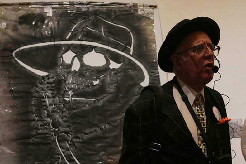 El curador Rubén Ortiz Torres presenta la obra Señor Suerte del artista Chaz Bojorquez, presentada en Aztlán, túnel del tiempo, la primera exposición de arte chicano en el Museo del Palacio de Bellas Artes de la Ciudad de México, el martes 24 de marzo de 2026. (Foto AP/Marco Ugarte)