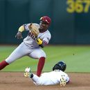 El torpedero dominicano Geraldo Perdomo, de los Diamondbacks de Arizona, de pie, no recibe a tiempo la pelota, y su paisano Esteury Ruiz, de los Atléticos de Oakland, se roba la segunda base, en el tercer inning del partido en Oakland, California, el lunes 15 de mayo de 2023. (AP Foto/Godofredo A. Vásquez)