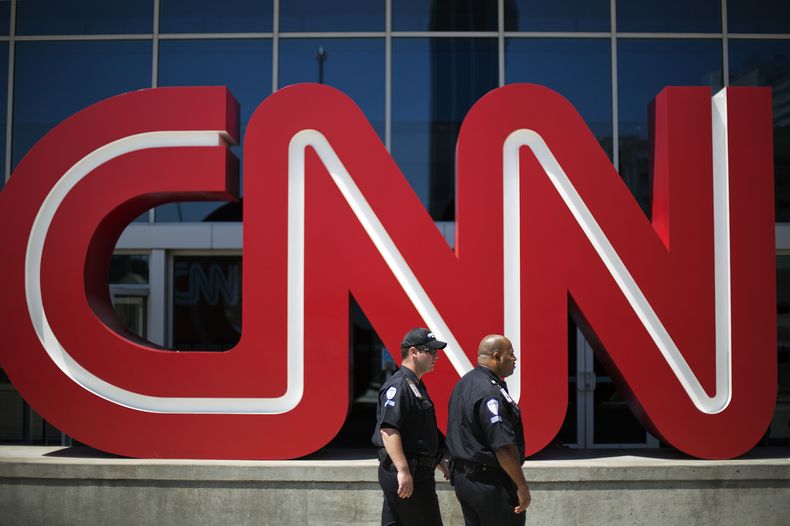 Guardias de seguridad caminaban frente a la entrada a las oficinas de CNN en Atlanta, el 26 de agosto de 2014. El canal internacional de noticias dejar&aacute; de transmitir en Rusia, anunci&oacute; el 11 de noviembre de 2014. (Foto AP/David Goldman, File