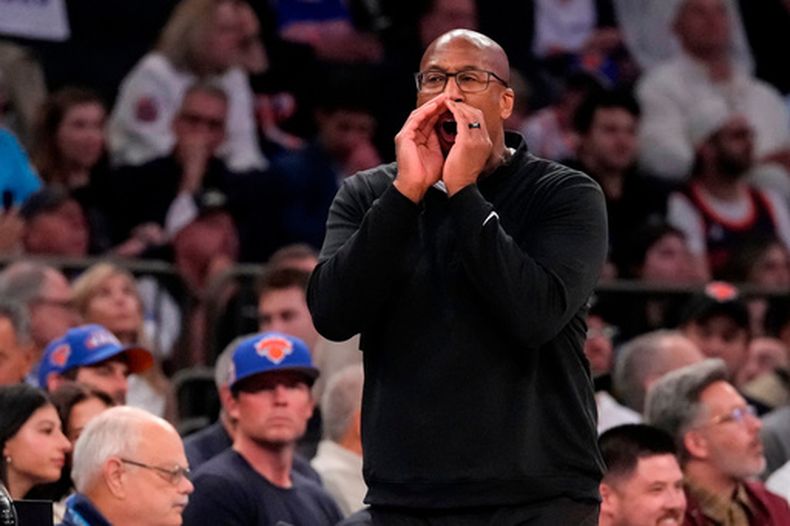 Mike Brown, entrenador de los Knicks de Nueva York, da indicaciones durante el segundo partido de la semifinal de la Conferencia Este ante los 76ers de Filadelfia, el miércoles 6 de mayo de 2026 (AP Foto/Yuki Iwamura)