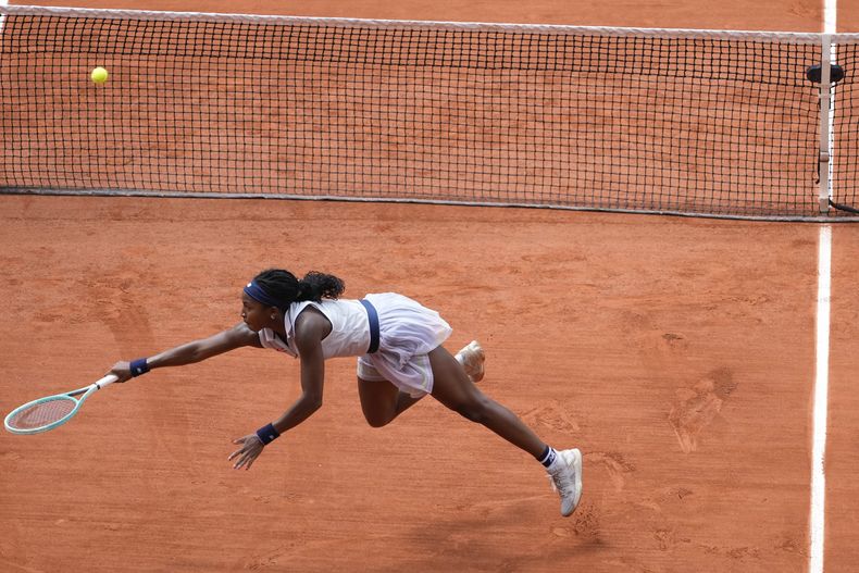 Coco Gauff intenta devolver ante Ons Jabeur durante el partido de cuartos de final del Abierto de Francia, el martes 4 de junio de 2024. (AP Foto/Thibault Camus)