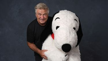 Alec Baldwin, a la izquierda, y una persona vestida como el personaje Snoopy de Peanuts posan para un retrato para promocionar el 75º aniversario de Peanuts durante la Comic-Con International el jueves 24 de julio de 2025 en San Diego. (Foto AP/Chris Pizzello)