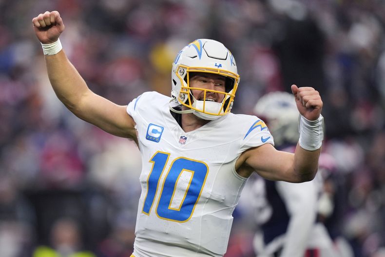 El quarterback de los Chargers de Los Ángeles Justin Herbert celebra durante la segunda mitad del encuentro ante los Patriots de Nueva Inglaterra el sábado 28 de diciembre del 2024. (AP Foto/Robert F. Bukaty)