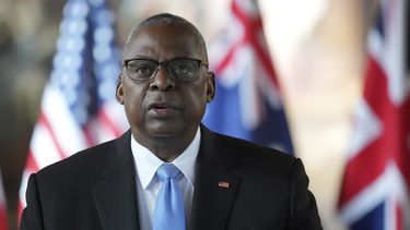 ARCHIVO - El secretario de Defensa estadounidense, Lloyd Austin, habla el 26 de septiembre de 2024 en Greenwich, Londres. (AP Foto/Kin Cheung, foto compartida, archivo)