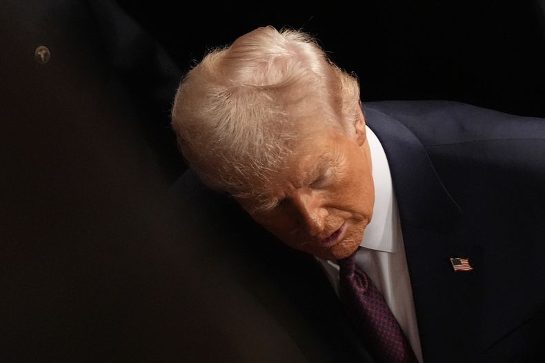 El presidente estadounidense Donald Trump saluda a la gente tras pronunciar un discurso ante una sesión conjunta del Congreso federal en el Capitolio, Washington, el martes 4 de marzo de 2025. (AP Foto/Julia Demaree Nikhinson)