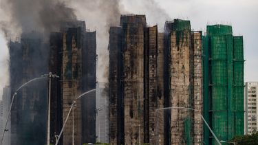 Bomberos tratan de extinguir un incendio que estalló el miércoles en Wang Fuk Court, un complejo de apartamentos residenciales en el distrito de Tai Po, en los Nuevos Territorios de Hong Kong, el jueves 27 de noviembre de 2025. (Foto AP/Chan Long Hei)