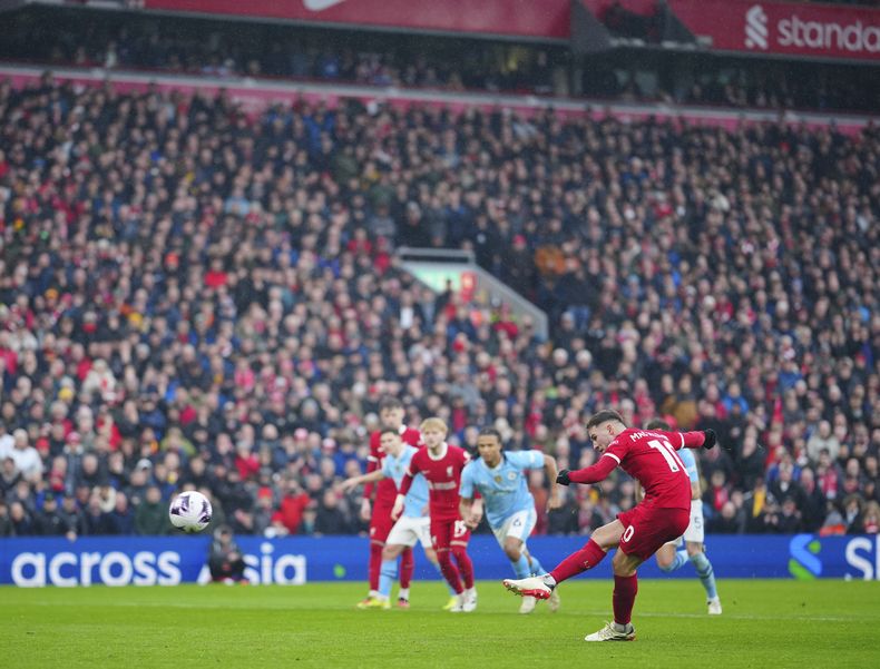 Alexis Mac Allister anota de penal para Liverpool para el empate 1-1 contra Manchester City en la Liga Premier, el domingo 10 de marzo de 2024, en Liverpool. (AP Foto/Jon Super)