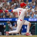 Trea Turner, de los Filis de Filadelfia, conecta un cuadrangular de tres carreras durante la sexta entrada de un partido de béisbol contra los Dodgers de Los Ángeles, el lunes 20 de julio de 2026, en Filadelfia. (Foto AP/Chris Szagola)