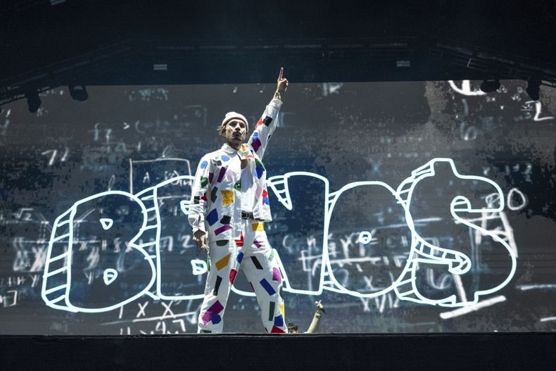 ARCHIVO - bbno$ se presenta en el Festival dete de Quebec el martes 11 de julio de 2023 en Plains of Abraham en la ciudad de Quebec. (Foto Amy Harris/Invision/AP)