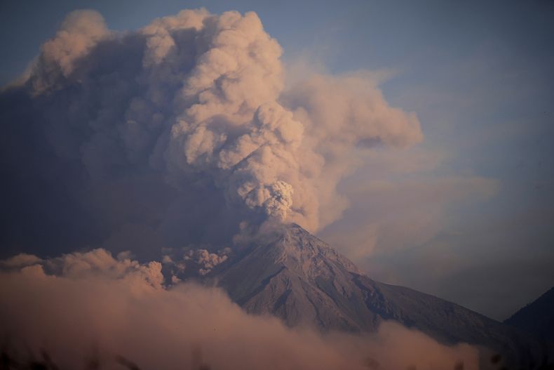El Volcán de Fuego emite una densa columna de cenizas, visto desde Palín, Guatemala, el lunes 10 de marzo de 2025. (AP Foto/Moisés Castillo)
