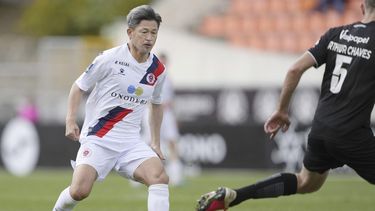 El delantero Kazuyoshi Miura juega por el Oliveirense en Portugal, el 22 de abril de 2023 (Kyodo News via AP)