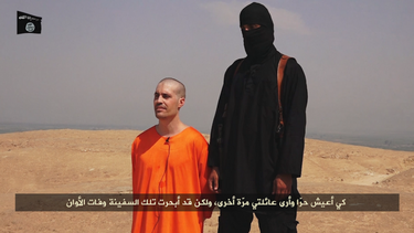 americateve | Un video difundido en los foros terroristas muestra la ejecución del reportero secuestrado en Siria, en 2012. Ya circula una captura del brutal asesinato. LAS IMÁGENES PUEDEN HERIR SU SENSIBILIDAD