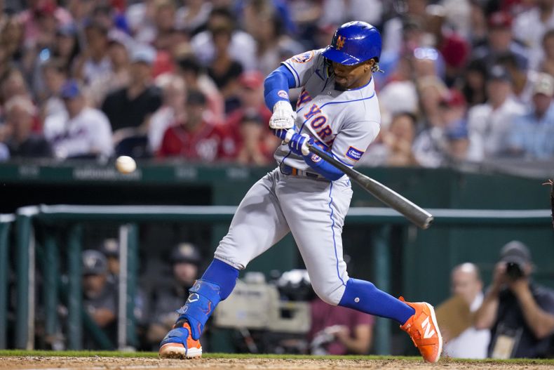 El puertorriqueño Francisco Lindor, de los Mets de Nueva York, conecta un sencillo de tres carreras an el juego ante los Nacionales de Washington, el viernes 12 de mayo de 2023 (AP Foto/Alex Brandon)