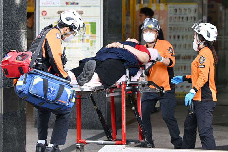 Trabajadores de emergencias sacan a una persona herida de un centro comercial en Incheon, Corea del Sur, el martes 13 de octubre de 2026. (Im Sun-suk/Yonhap via AP)