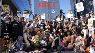 Miembros del sindicato SAG-AFTRA en huelga posan para una foto grupal durante una protesta con temática post apocalíptica afuera de los estudios de Netflix, el miércoles 8 de noviembre de 2023, en Los Ángeles. (Foto AP/Chris Pizzello)