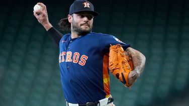 ARCHIVO - Foto del 19 de junio del 2026, Lance McCullers Jr. de los Astros de Houston lanza ante los Guardianes de Cleveland. (AP Foto/Kevin M. Cox, Archivo)