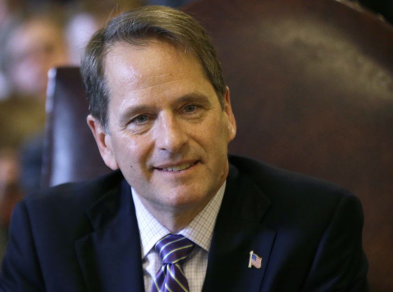 Frank Edelblut durante una audiencia pública sobre su nominación para dirigir el Departamento de Educación de Nueva Hampshire, el 31 de enero de 2017, en Concord. Una maestra que fue despedida por llevar a una estudiante de 18 años a abortar demandó a dicho departamento, se informó el 27 de junio de 2024. (Foto AP/Elise Amendola, Archivo)