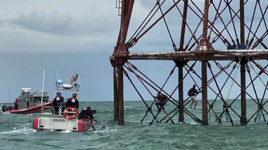 guardia costera de ee.uu. rescata a cuatro balseros cubanos en faro de los cayos de florida