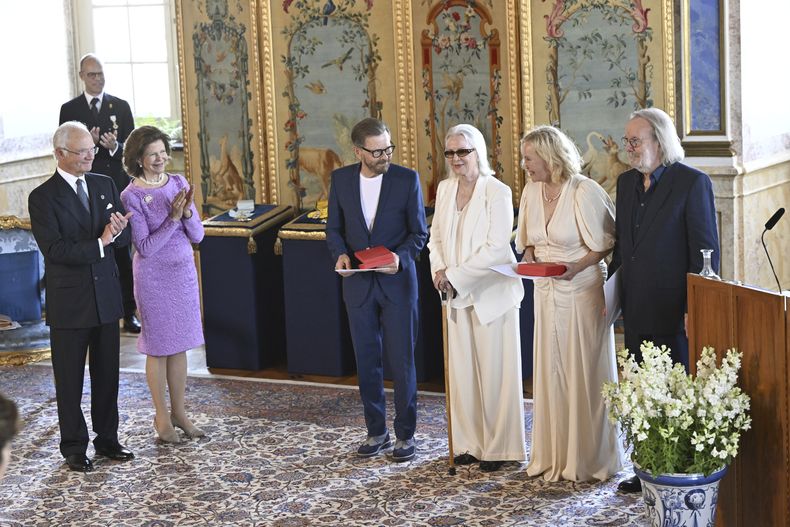 Los integrantes de ABBA Björn Ulvaeus, tercero de izquierda a derecha, Anni-Frid Lyngstad, Agnetha Fältskog y Benny Andersson reciben la Real Orden del Vasa de manos del rey Carlos Gustavo y la reina Silvia de Suecia por sus destacadas contribuciones a la música sueca e internacional en una ceremonia en el Palacio Real de Estocolmo el 31 de mayo (Henrik Montgomery/TT News Agency via AP)