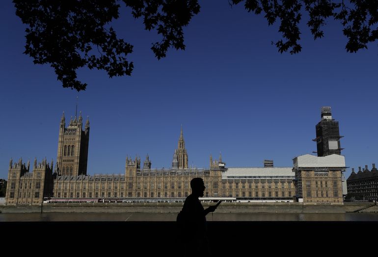 Arrestado legislador británico por agresión sexual