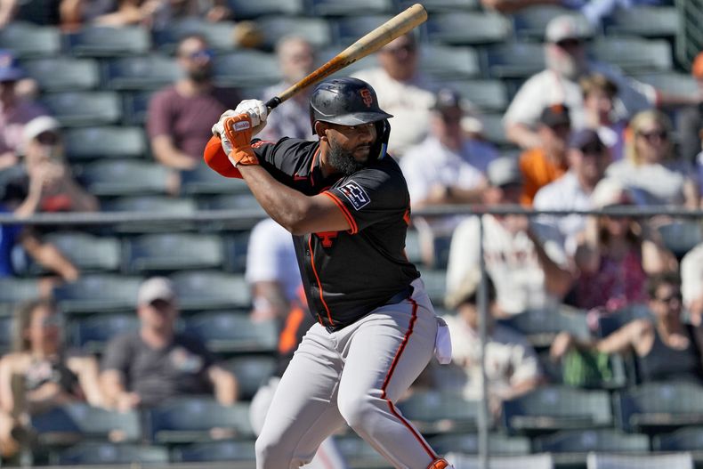 ARCHIVO - Jerar Encarnacion, de los Gigantes de San Francisco, batea frente a los Angelinos de Los Ángeles durante un partido en los entrenamientos de primavera, el lunes 24 de febrero de 2025, en Tempe, Arizona. (AP Foto/Matt York, Archivo)