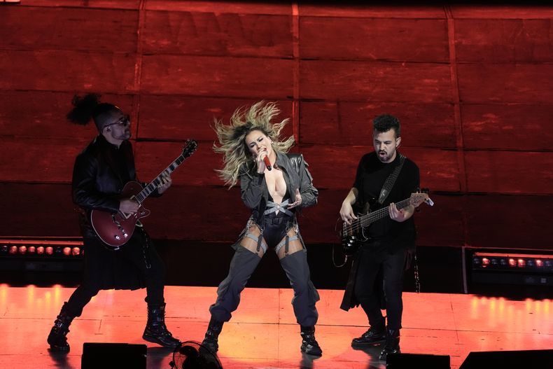La cantante mexicana María José durante su concierto en el Auditorio Nacional de la Ciudad de México el miércoles 14 de junio de 2023. (Foto AP/Eduardo Verdugo)