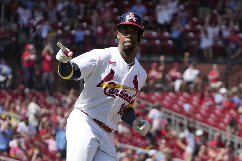 Jordan Walker, de los Cardenales de San Luis, celebra después de batear cuadrangular solitario durante la tercera entrada del juego de beisbol en contra de los Piratas de Pittsburgh, el domingo 3 de septiembre de 2023, en San Luis. (AP Foto/Jeff Roberson)