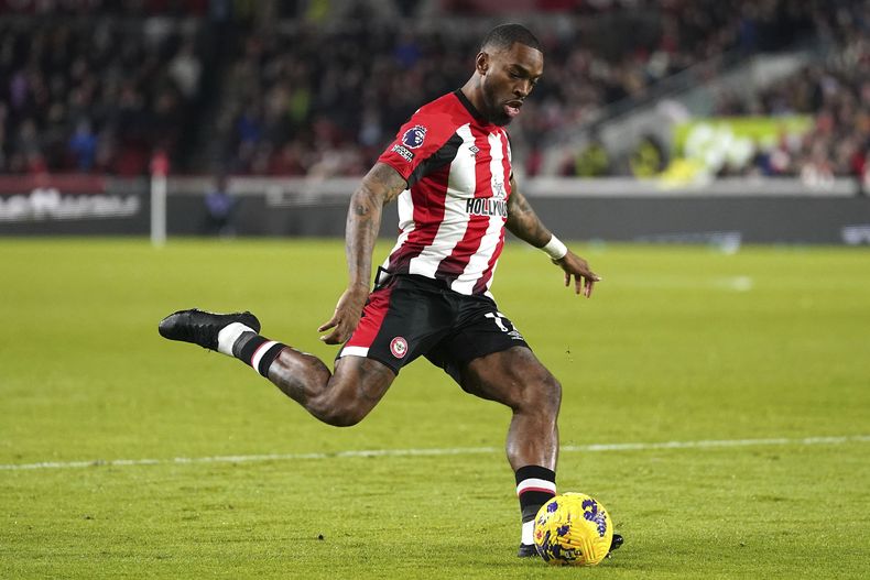 Ivan Toney del Brentford controla el balón durante el encuentro de la Liga Premier ante el Nottingham Forest en el Estadio Gtech Community Stadium en Londres el sábado 20 de enero del 2024. (Nick Potts/PA via AP)