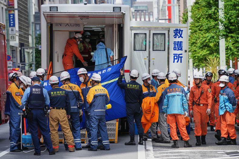 Trabajadores de emergencias se reúnen después de que una persona supuestamente rociara una sustancia que causó olor en Tokio, Japón, el lunes 25 de mayo de 2026. (AP Foto/Eugene Hoshiko)