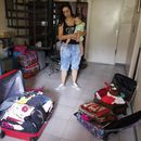 Venezolanos venden sus posesiones para poder irse del país