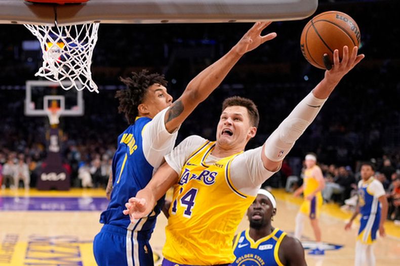 Walker Kessler, de los Lakers de Los Ángeles, dispara junto a Yaxel Lendeborg, de los Warriors de Golde State, en el partido del miércoles 21 de octubre de 2026 (AP Foto/Mark J. Terrill)