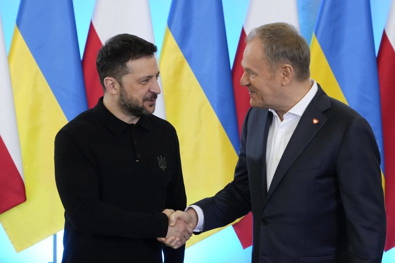 El primer ministro de Polonia Donald Tusk (der) con el presidente de Ucrania Volodymyr Zelenskyy en Varsovia, Polonia, el 15 de enero del 2025. (AP foto/Czarek Sokolowski)